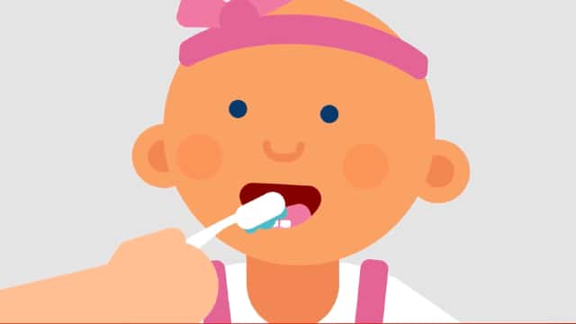 Cepillado de dientes en bebé