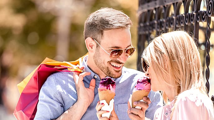 Pareja riendo y comiendo helado
