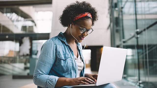 women on her laptop