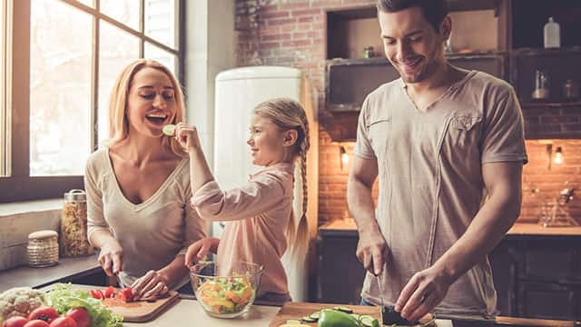 Familia feliz cocinando