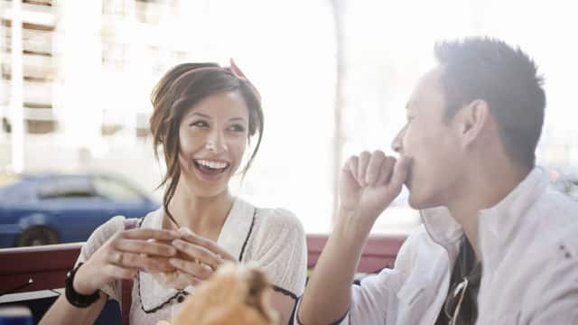 Pareja feliz comiendo