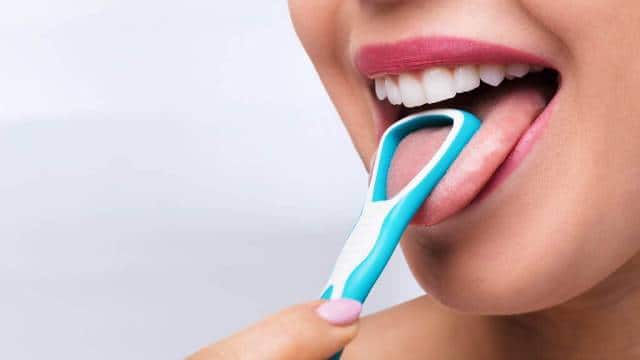 Niña en el jardín sonriendo