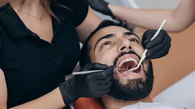 طبيب اسنان-فحص-مرضى-اسنان-عيادة