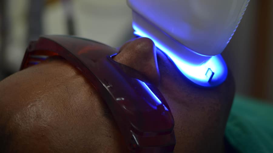 تقنية تبييض الأسنان بالزوم التي تستخدم الأشعة فوق البنفسجية لتبييض الأسنان