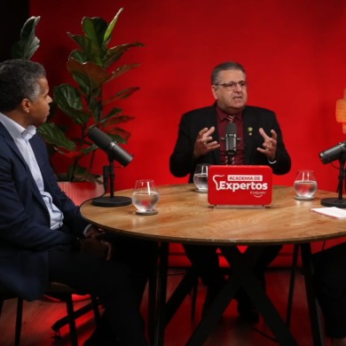Innovación en Salud Bucal: Evidencia clínica para transformar la prevención. Tres panelistas conversando en el podcast Academia de Expertos Colgate con micrófonos en estudio de fondo rojo.
