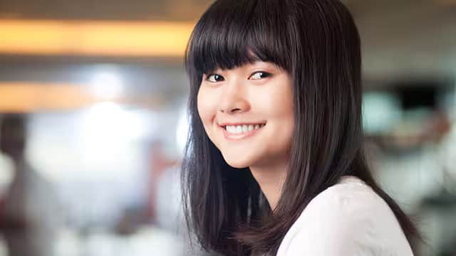 Jeune femme souriant en intérieur