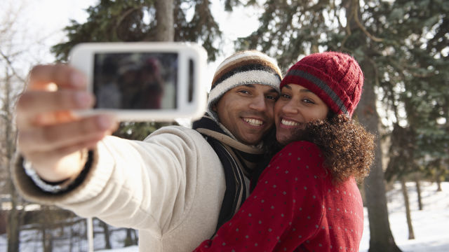 Pareja feliz sonriendo tomándose una foto