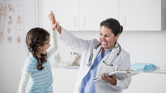 Doctora y paciente chocando sus manos