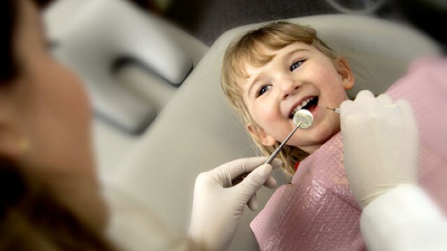 Niña en el dentista