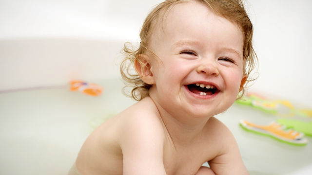 Bebé sonriendo en la bañadera