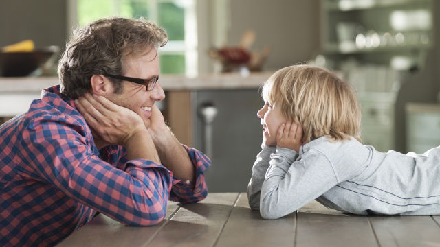 Padre e hijo felices sonriendo