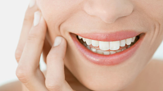 Mujer mostrando sus dientes blancos