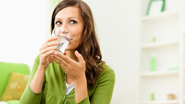 Mujer tomando agua