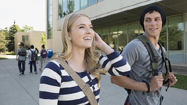 Pareja sonriendo paseando