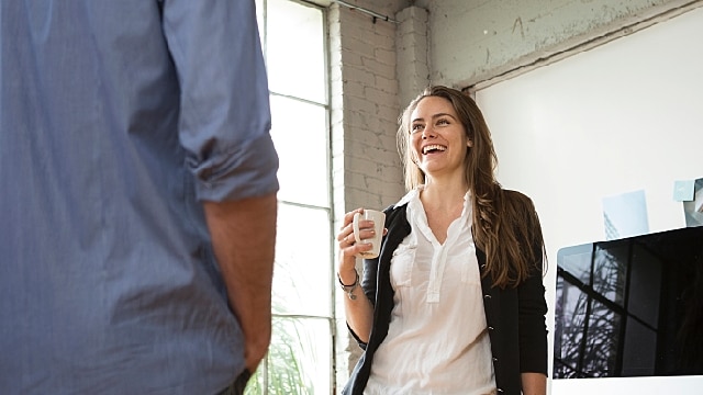 Mujer sonriendo mientras conversa