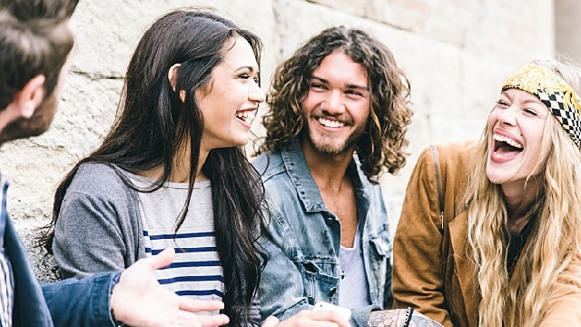 Amigos sonriendo felices