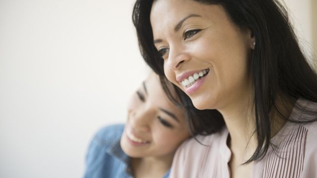 Madre e hija sonriendo