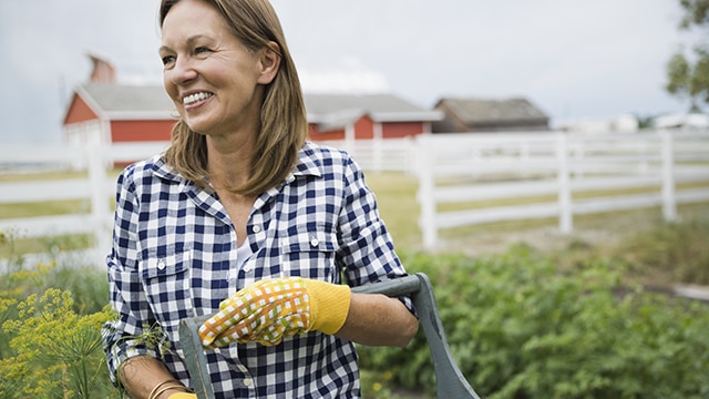 Mujer en una granja sonriendo