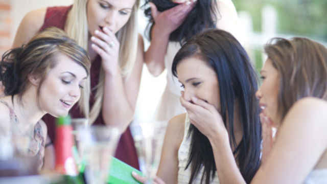 Grupo de amigas conversando y sonriendo
