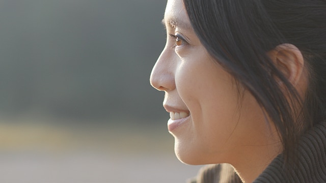 Mujer feliz y sonriente