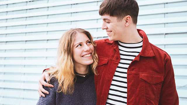 Pareja sonriente mirándose