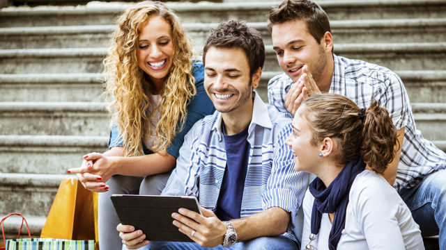 grupo de amigos conversando y sonriendo 