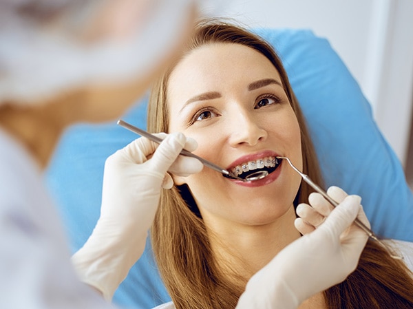 Adolescente con brackets para corrección de mordida