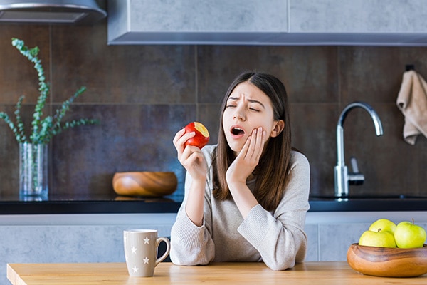 Niña comiendo manzana