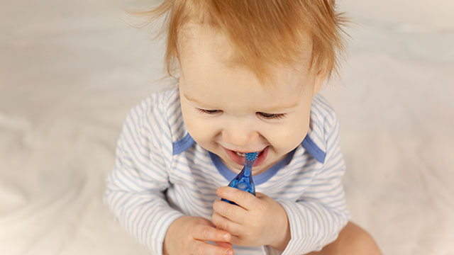 Comment commencer à brosser les dents de votre jeune enfant?