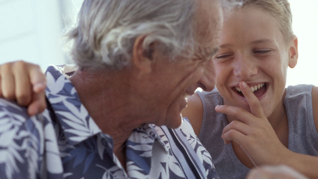 Abuelo y nieto sonriendo