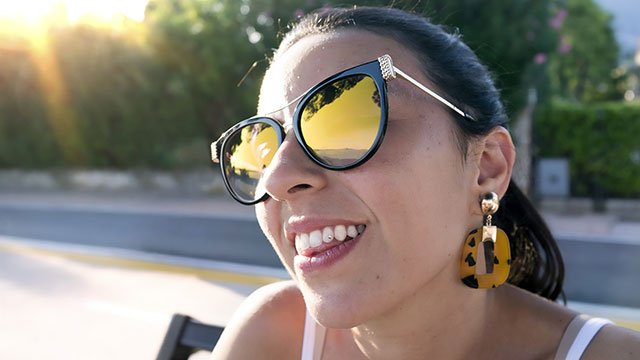 Mujer pasando el rato feliz