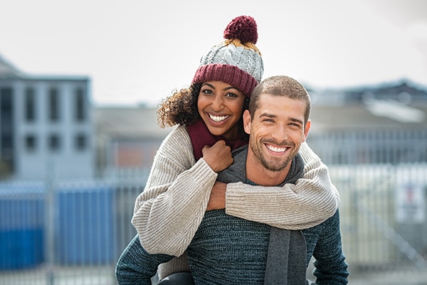 Mujer y hombre abrazandose y sonriendo