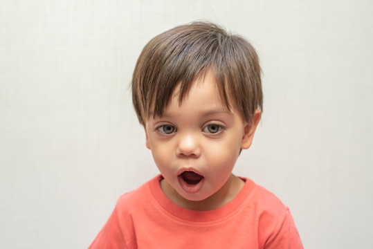 Niño pequeño abriendo la boca