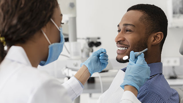 profesional dental usando herramientas dentales para atender