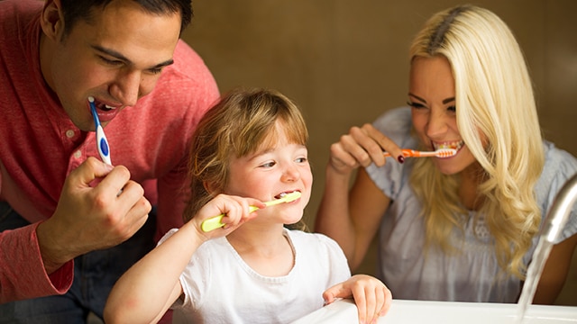 Familia felíz cepillandose los dientes