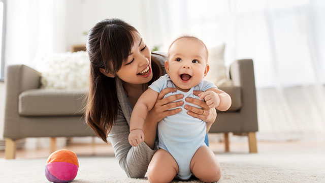 Madre y bebé jugando