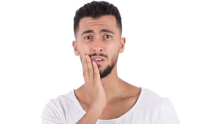 احترس من علامات تسوس الأسنان في تجويف الفم