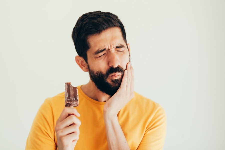 man-have-sensitive-teeth-ice-on