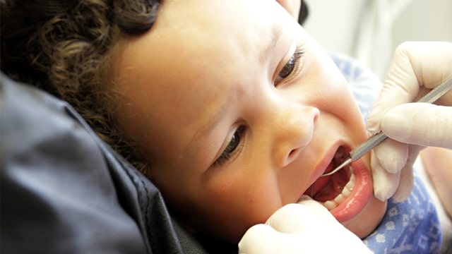 niño pequeño en el dentista infantil