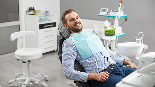 Hombre en odontología