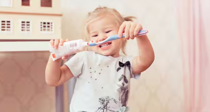 Mujer y niña cepillandose los dientes