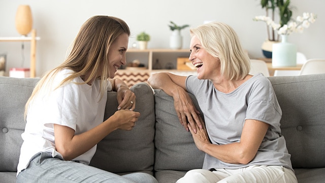 Madre e hija hablando