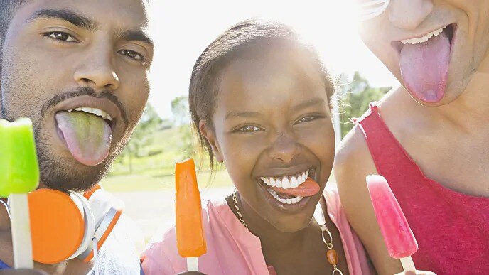 Mujer con dientes blancos sacando la lengua