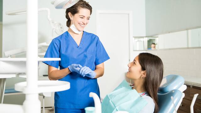 Joven en tratamiento odontológico Joven en tratamiento odontológico