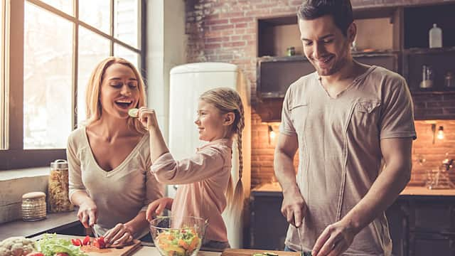 Familia joven cocinando