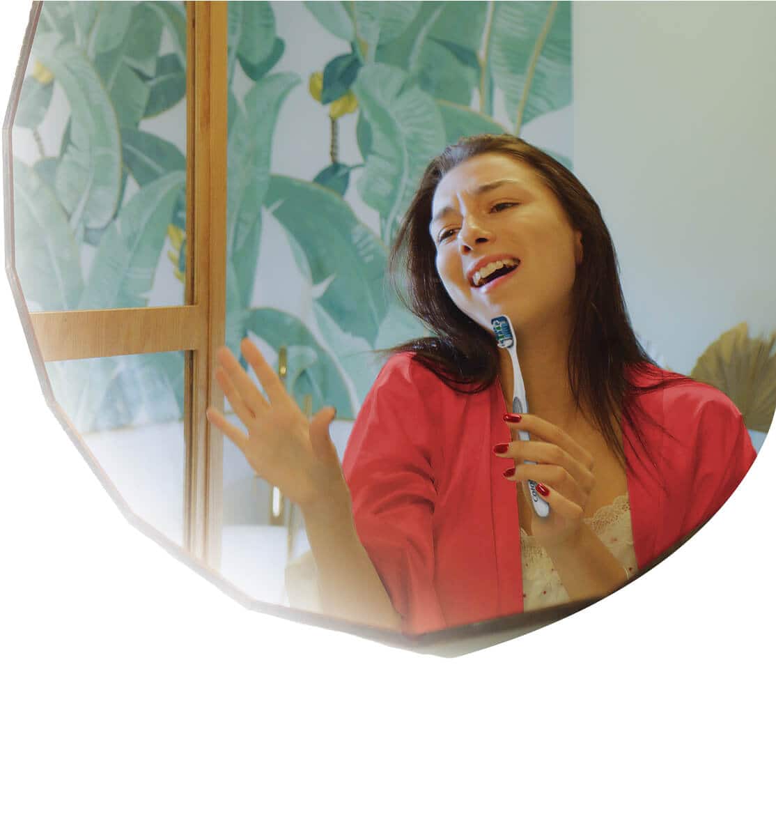 Mujer cantando frente al espejo con cepillo dental como micrófino