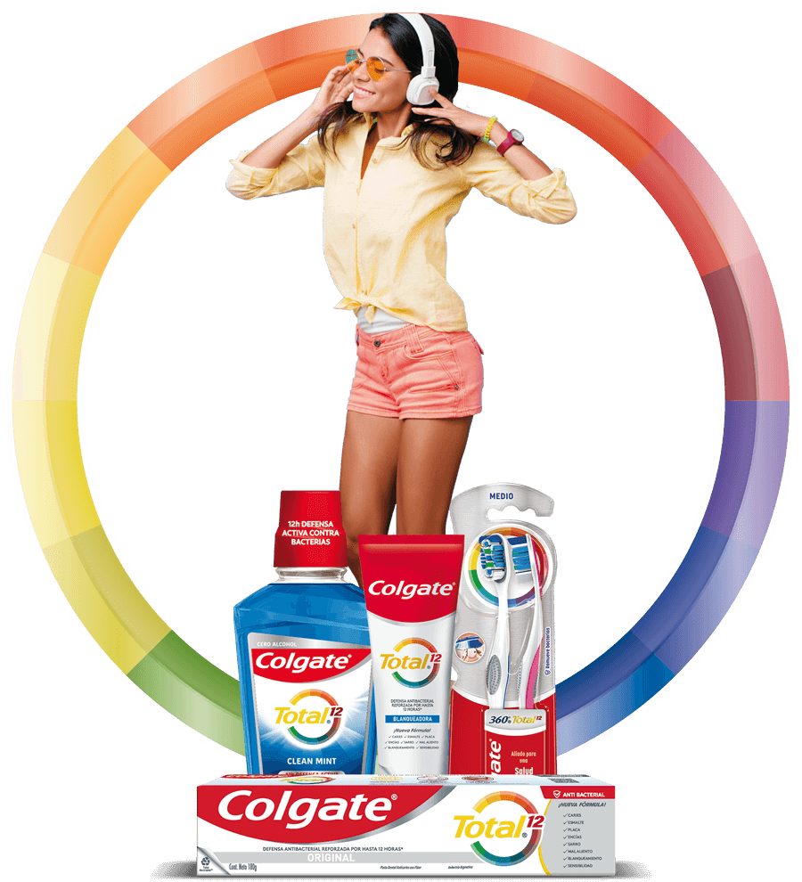 Mujer con audífonos y productos Colgate Total