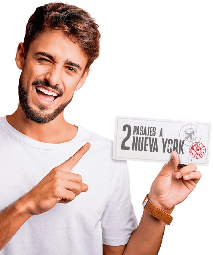 Hombre joven mostrando premio