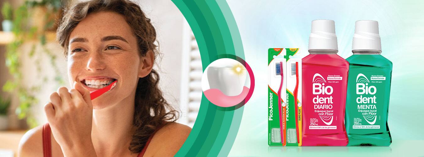 Imagen de mujer sosteniendo una pasta dental Colgate Total, mostrando el producto que ofrece protección antibacterial durante 24 horas para una salud bucal completa