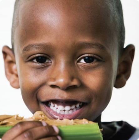 Niño comiendo